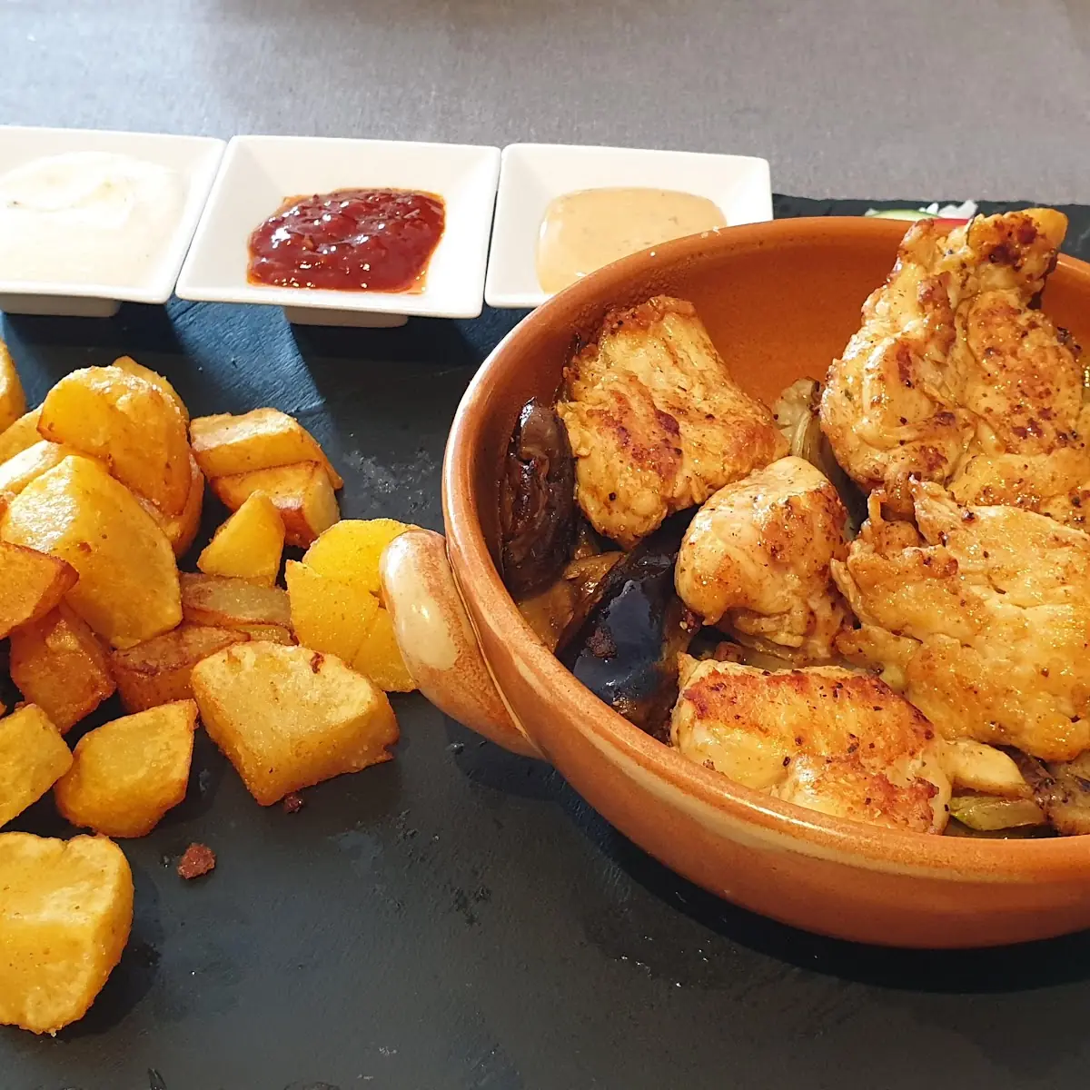 Feuerpfanne - Hühnerbrust M Gegrilltem Gemüse Sauerrahm Und Bratkartoffeln