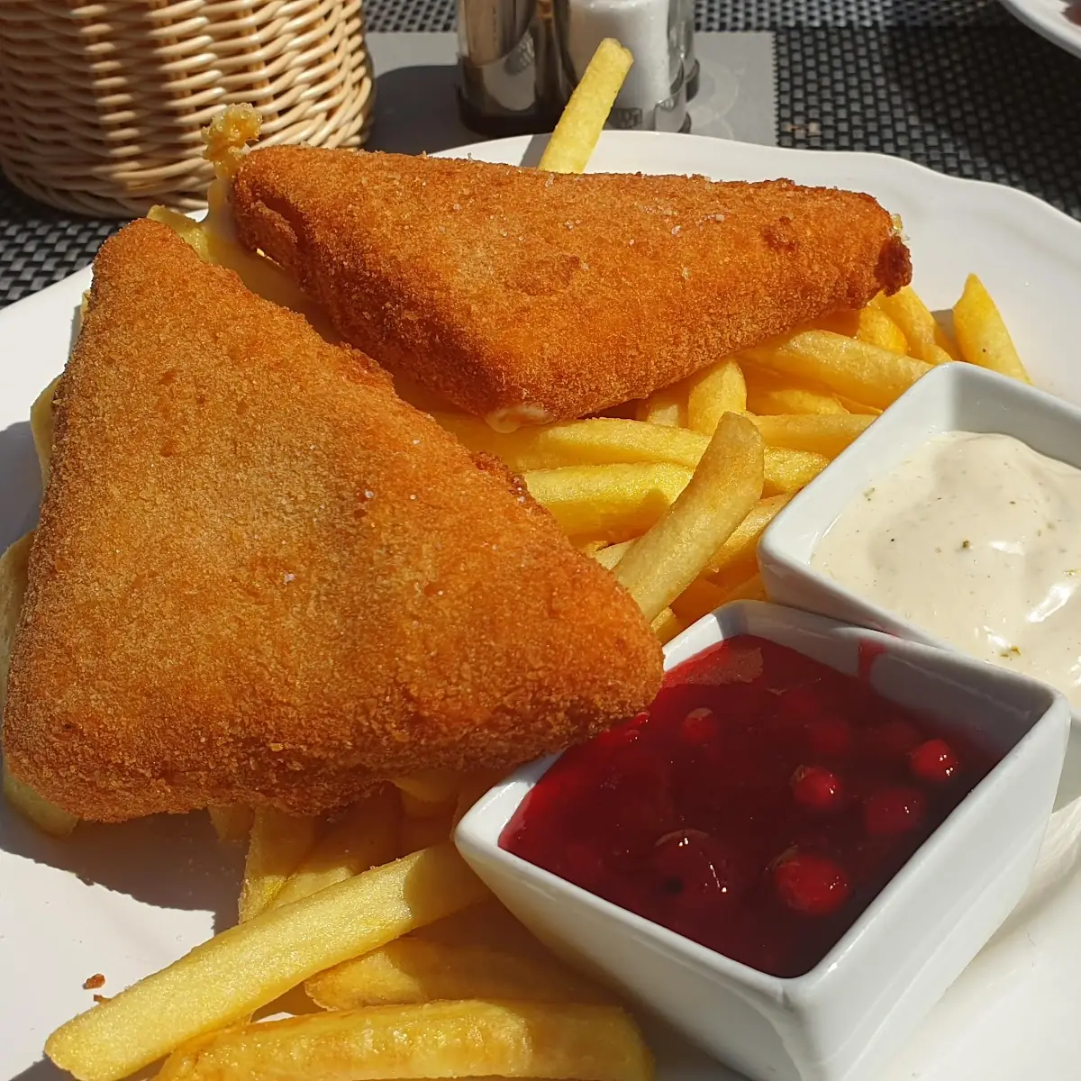 Gebackener Käse Mit Pommes