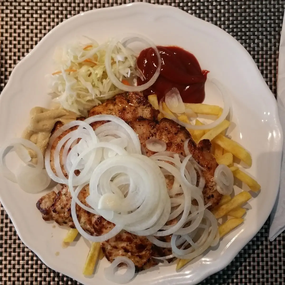Ražnjići Mit Pommes