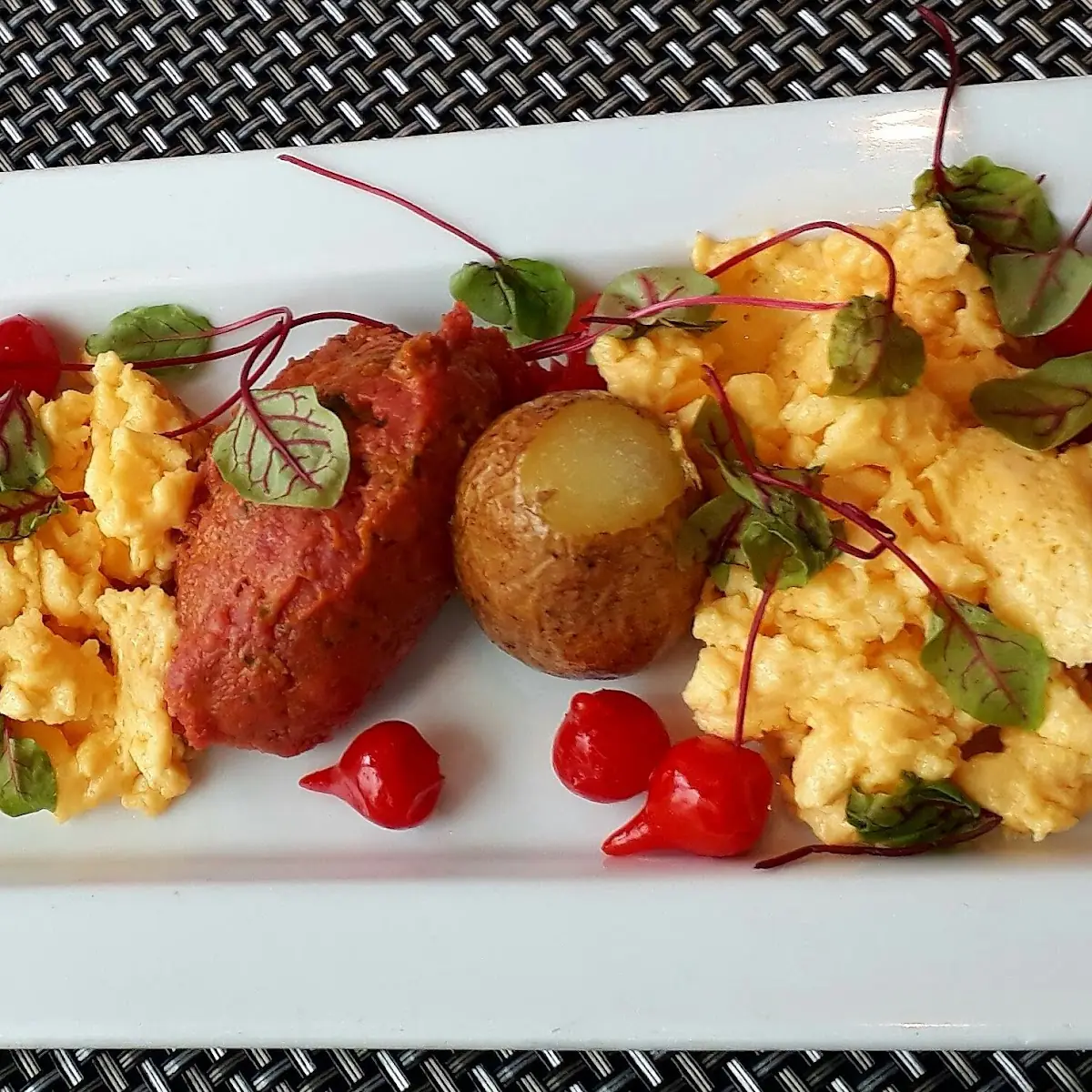 Beef Tartare Mit Getrüffeltem Rührei