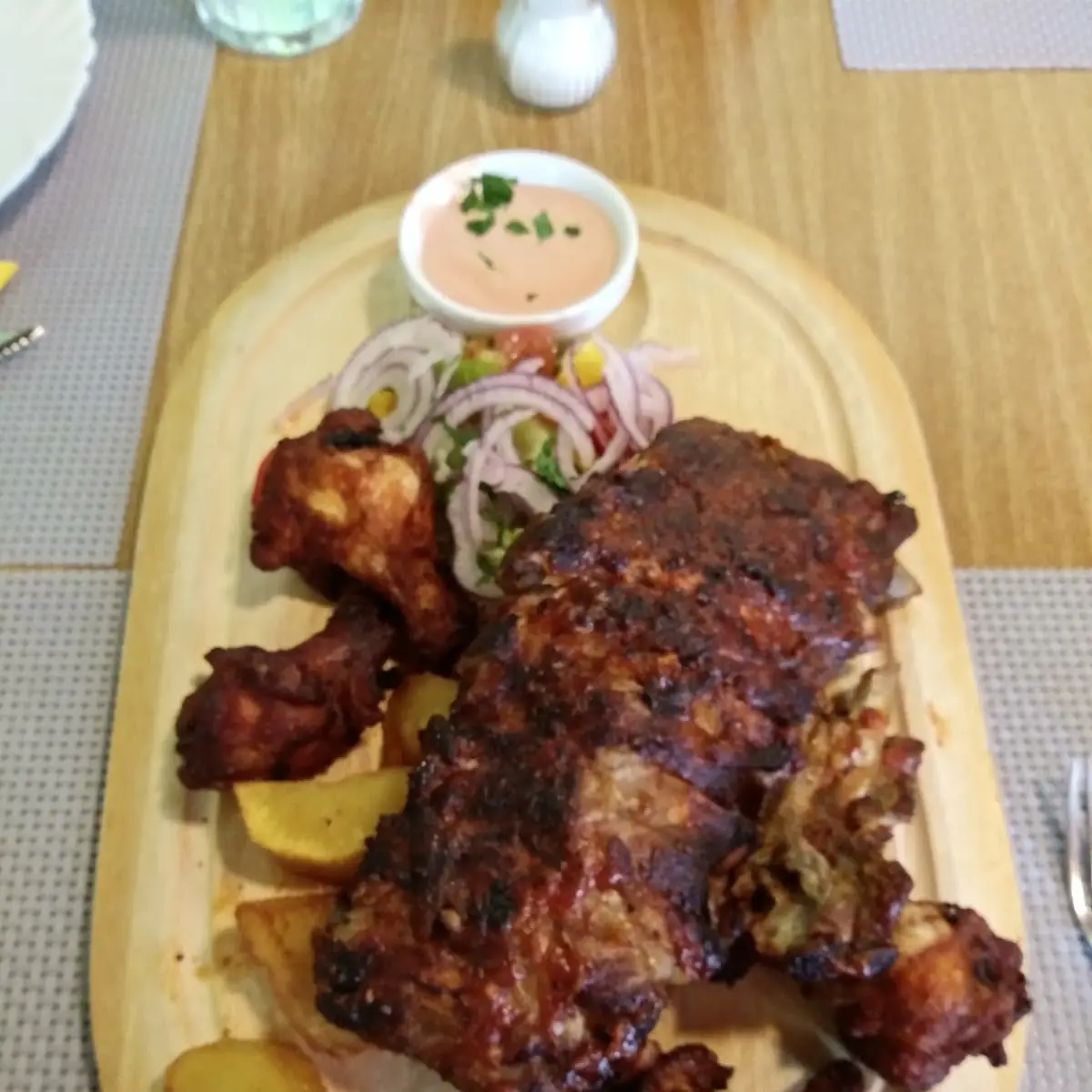 Costilla de Cerdo Y Alitas Con Papas Y Vegetales