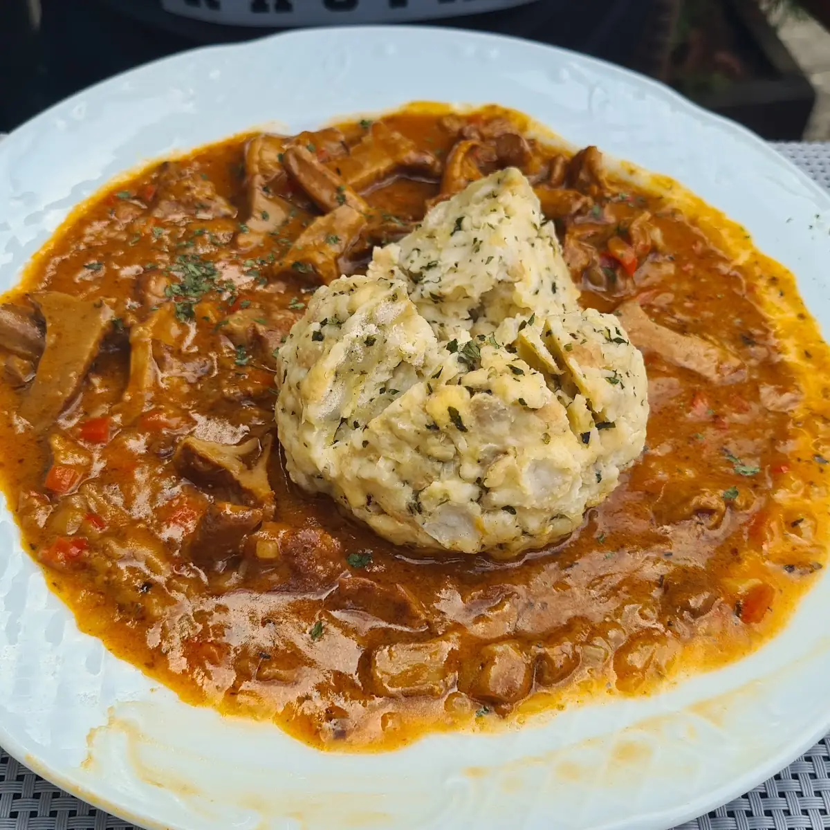 Eierschwammerlgulasch