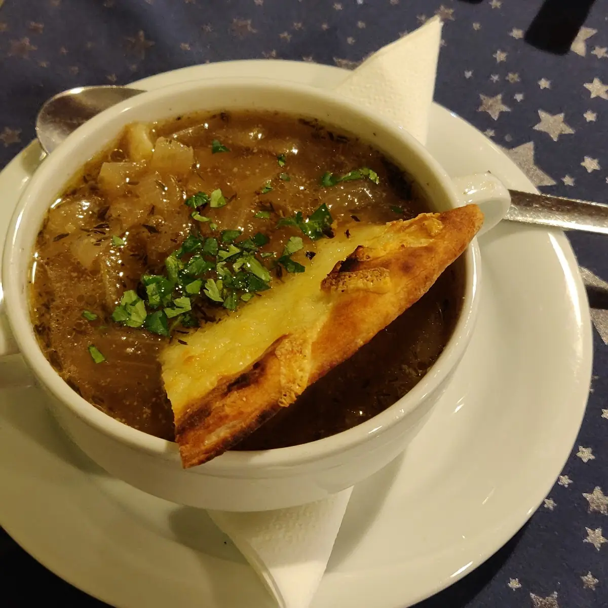 Zwiebelsuppe Mit Käsetoast