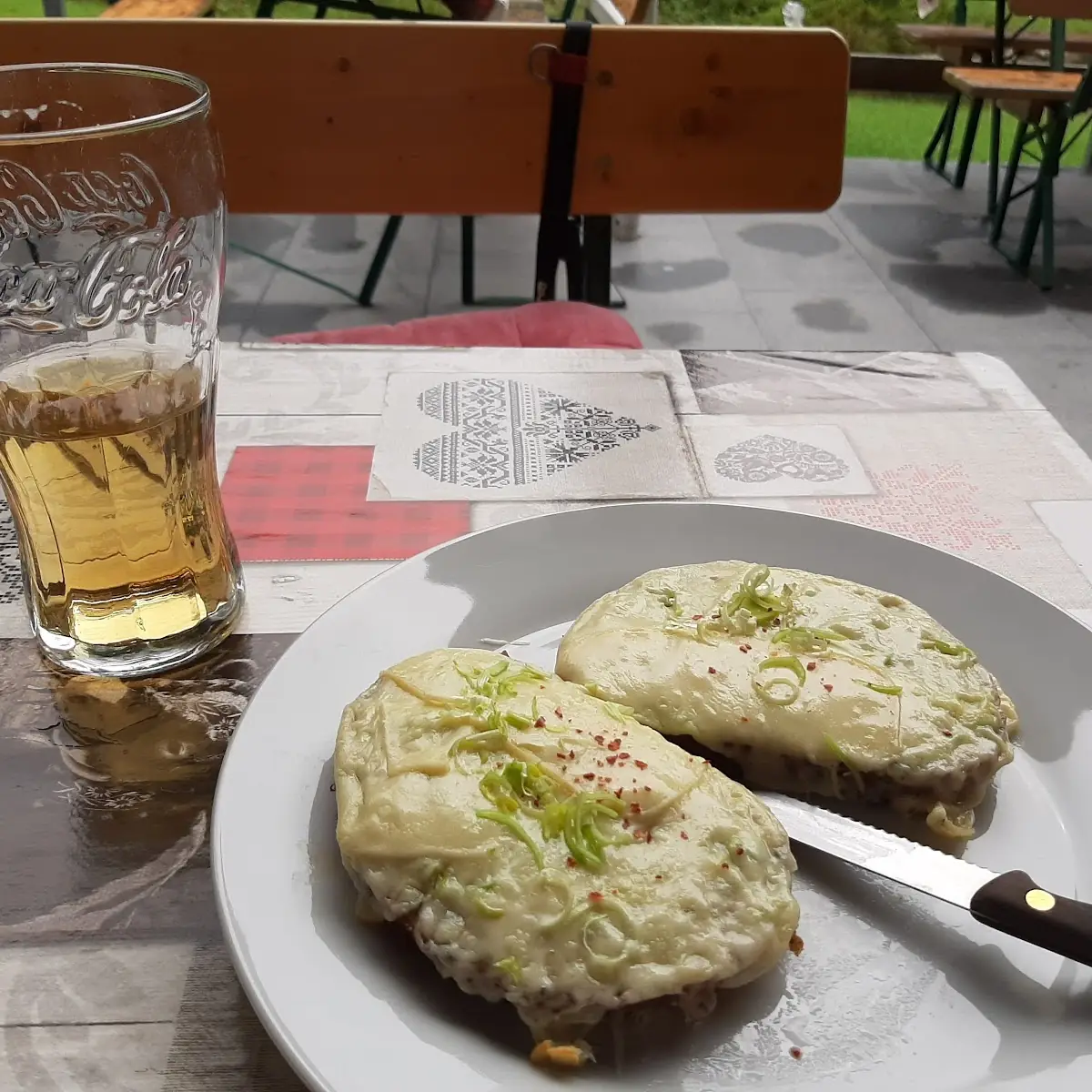 Landbrot Mit Zwiebeln Und Lauch Und Käse Überbacken