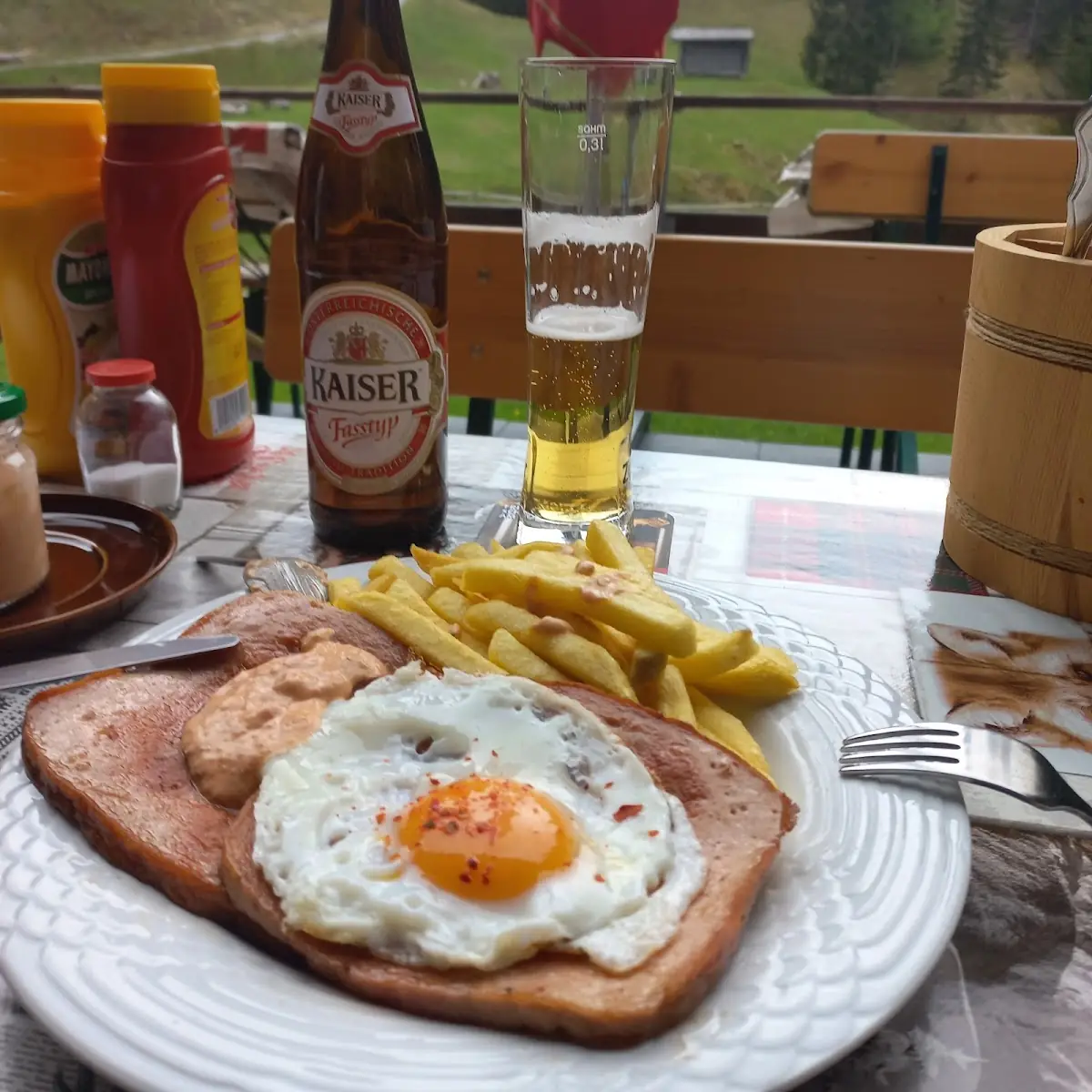 Leberkäse Mit Ei Und Pommes