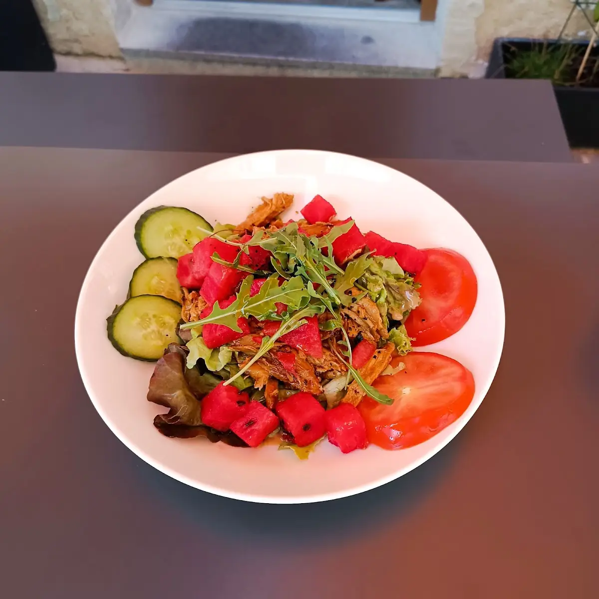 Geschmortes Huhn Auf Salat Und Melone