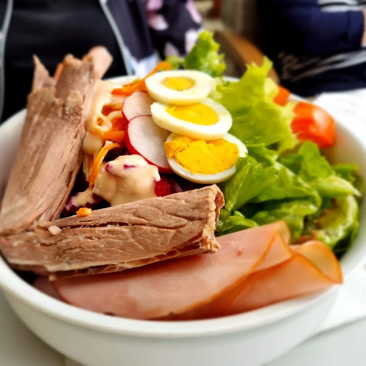 Großer Gemischter Salat Mit Schinken Käse Und Mehr