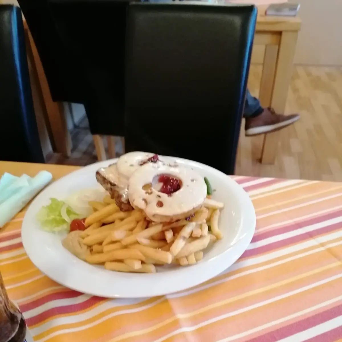 Kotelett Hawaii Mit Reis Gemüse Und Pommes
