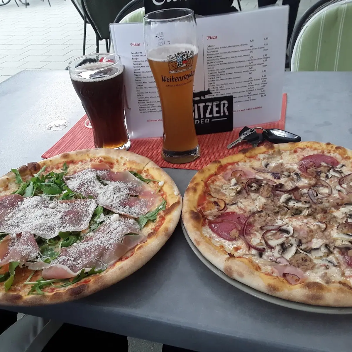 Pizza Rucola Mit Schinken Und Pizza Gigante Mit Schinken Und Tunfisch