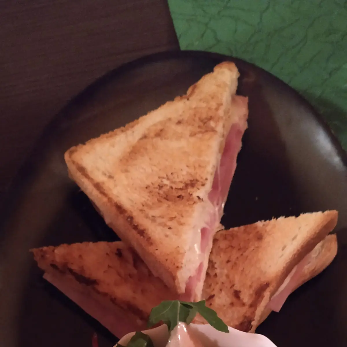 Sandwich Mixto Con Ensalada