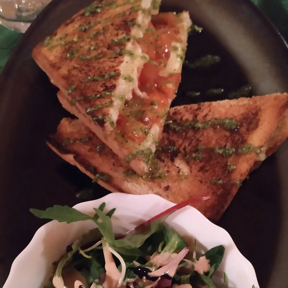 Tomaten Toast Sandwich de Tomate Natural Y Mozzarella Con Salsa Pesto