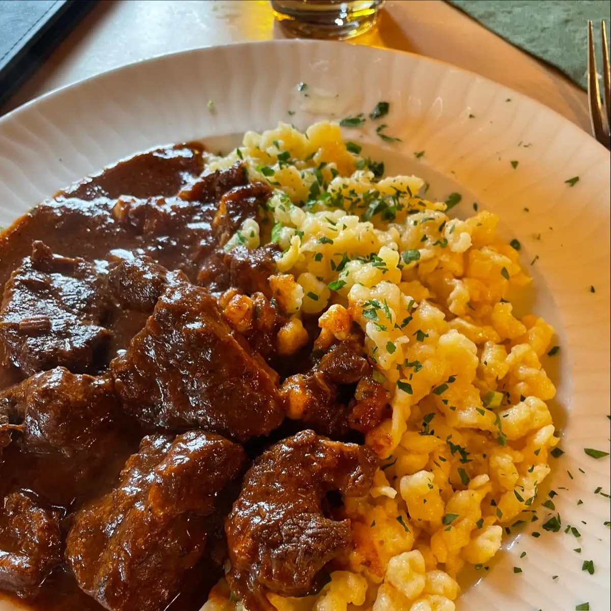 Gulasch Vom Heimischen Rind Mit Spatzln Und Salat