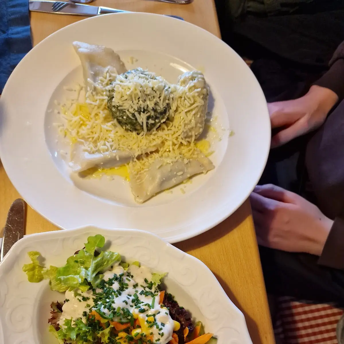 Knödeltris Mit Salat