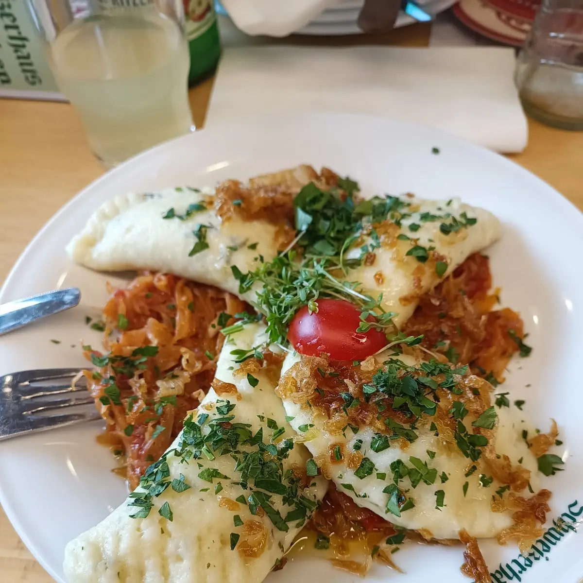Schafkäsetascherl Aus Erdäpfelteig Auf Paradeiskraut