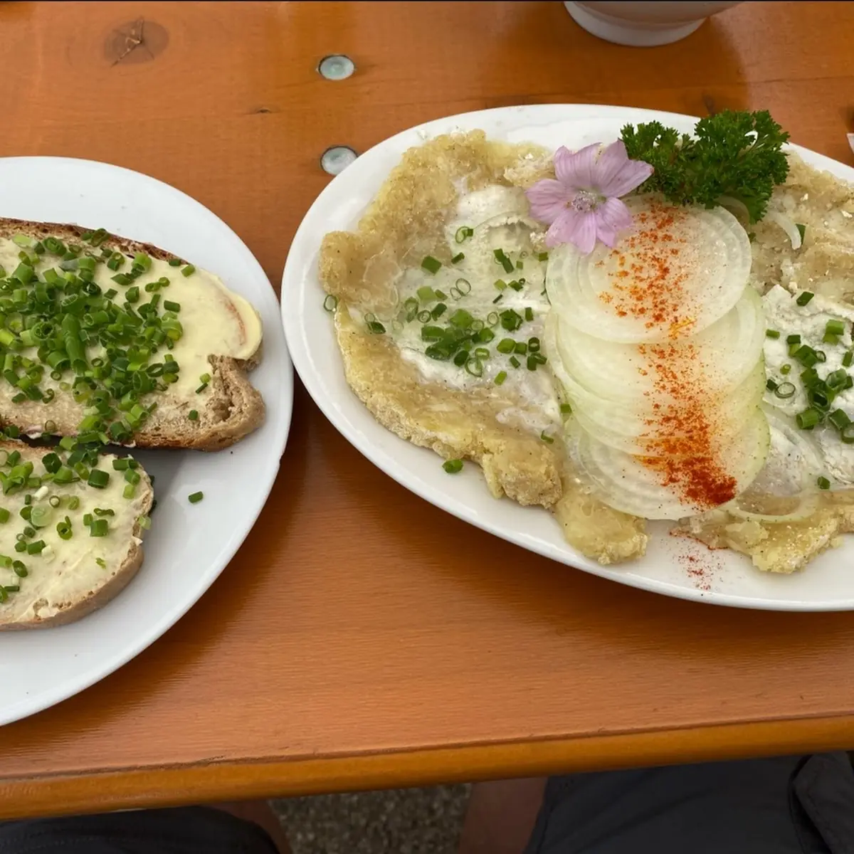 Tiroler Graukas Und Butterbrot Mit Schnittlauch