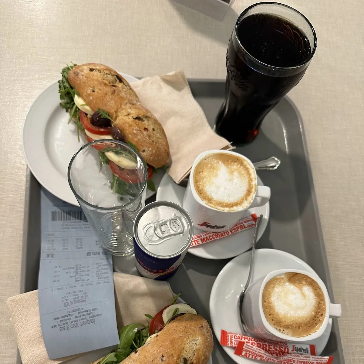 Gefülltes Weckerl Mit Cappucino