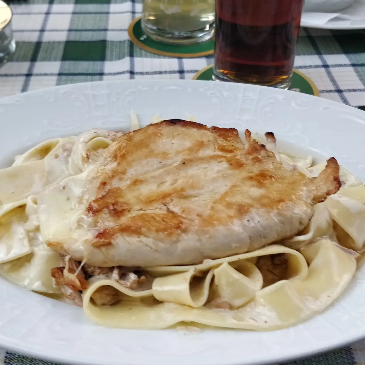 Gegrillte Hühnerbrust Auf Eierschwammerl Nudeln