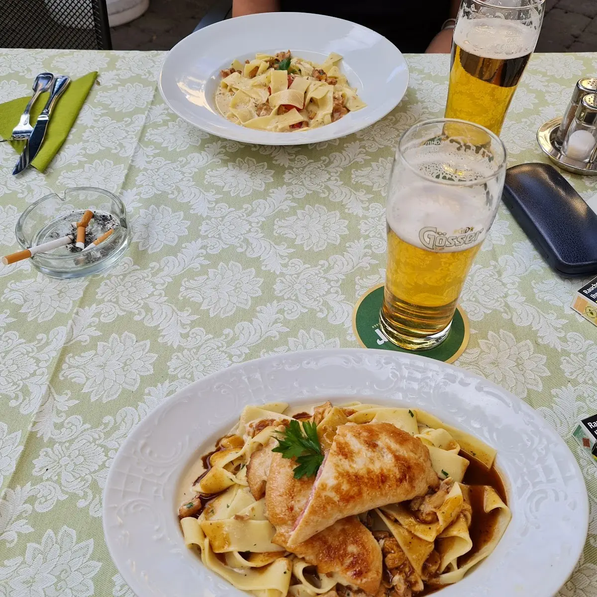 Gegrillte Hühnerbrust Mit Schinken Käse Mit Saftel Eierschwammerlnuden