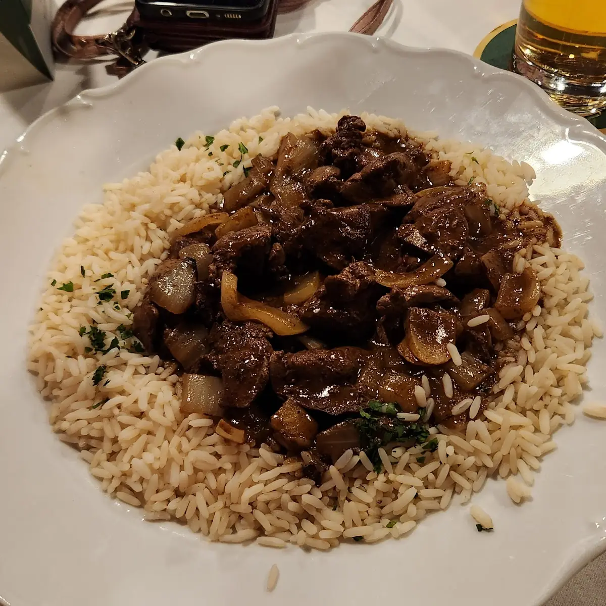 Geröstete Hühnerleber Mit Zwiebel Speck Und Reis