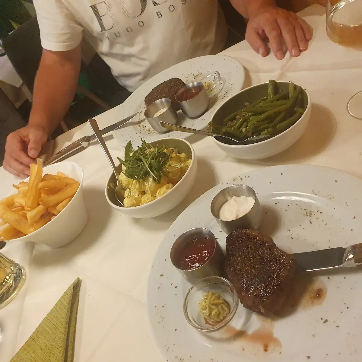 Filetsteak 220 Mit Kartoffeln Und Sauce Hollandaise