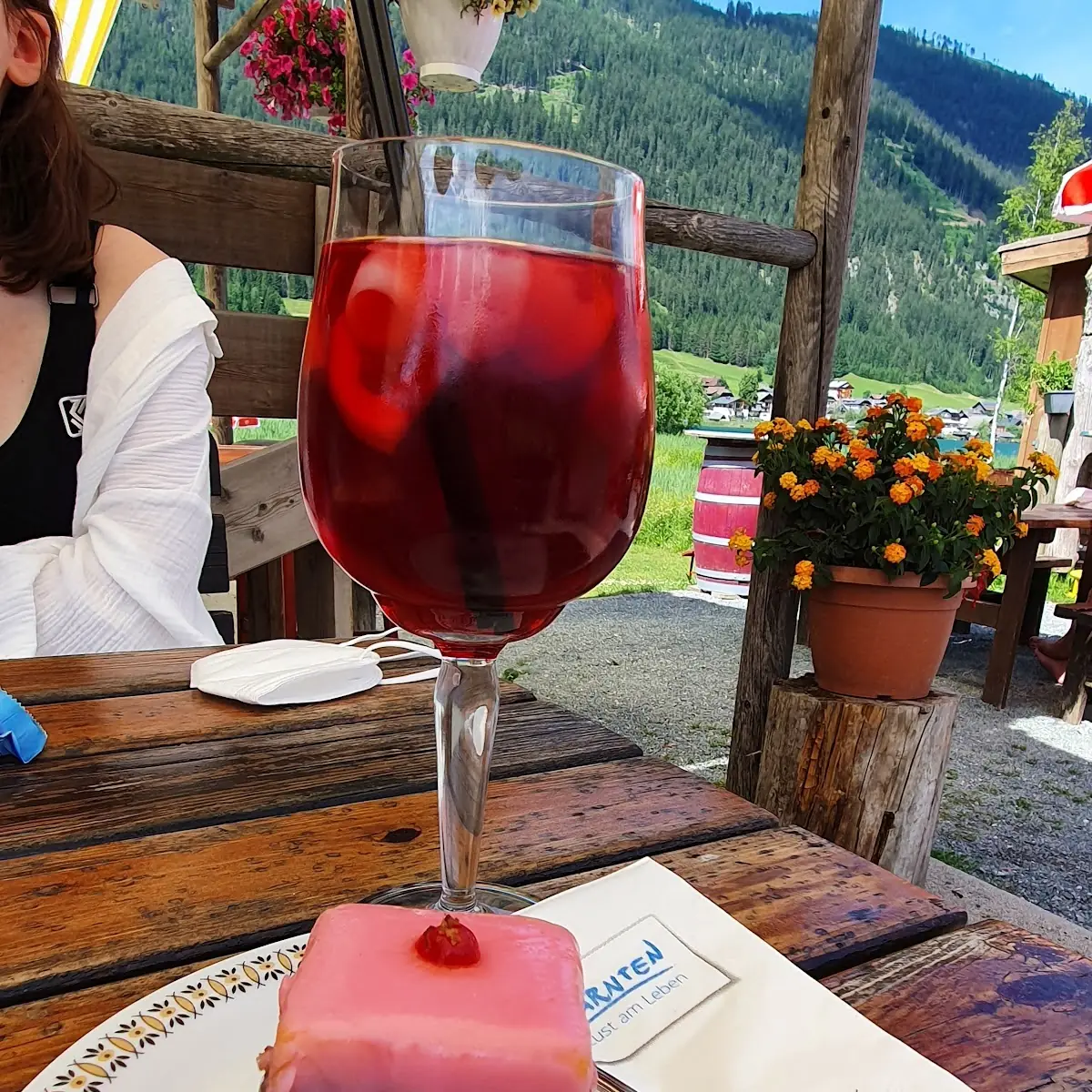 Punschkrapfen Und Iced Tea