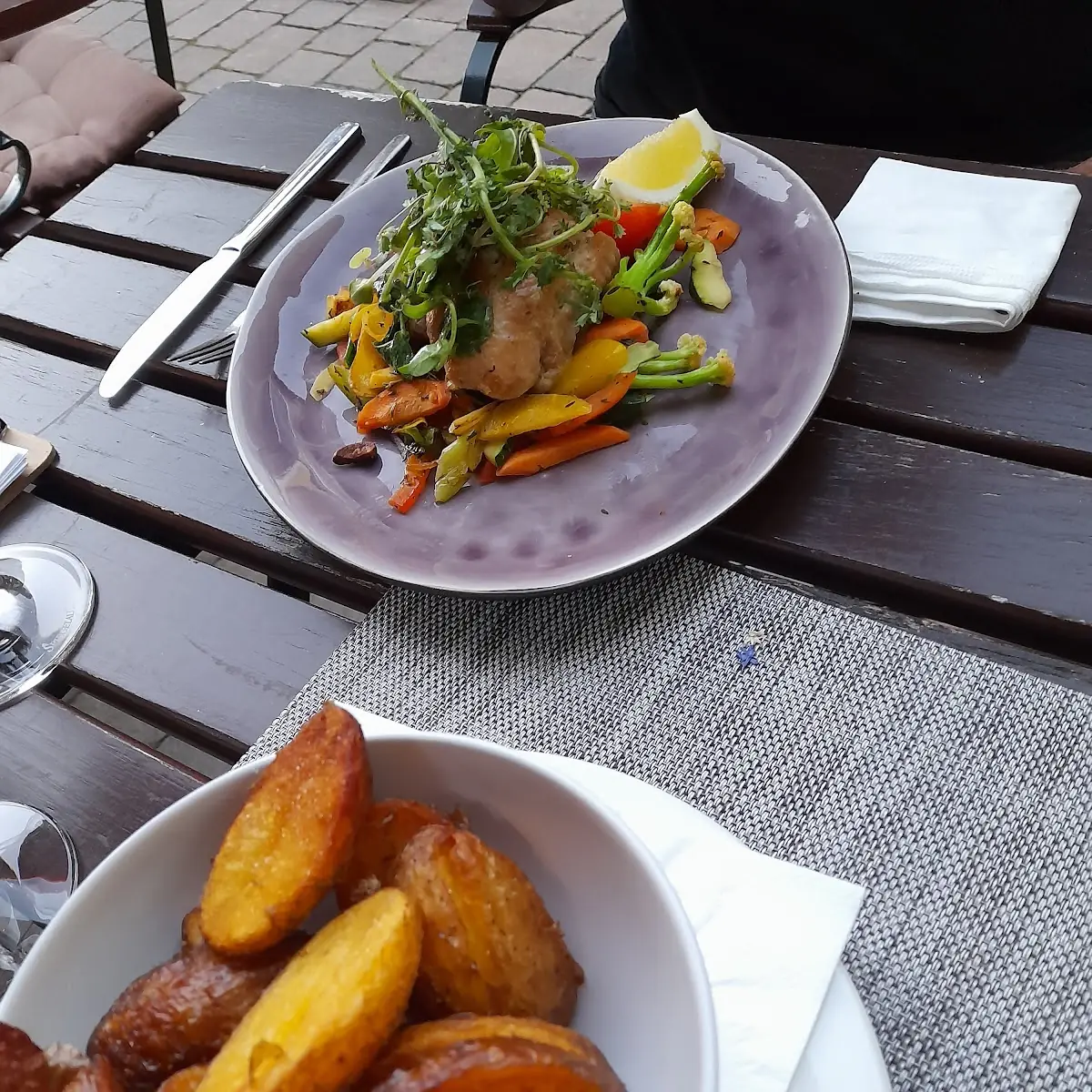 Wels Auf Gemüse Und Kartoffelspalten