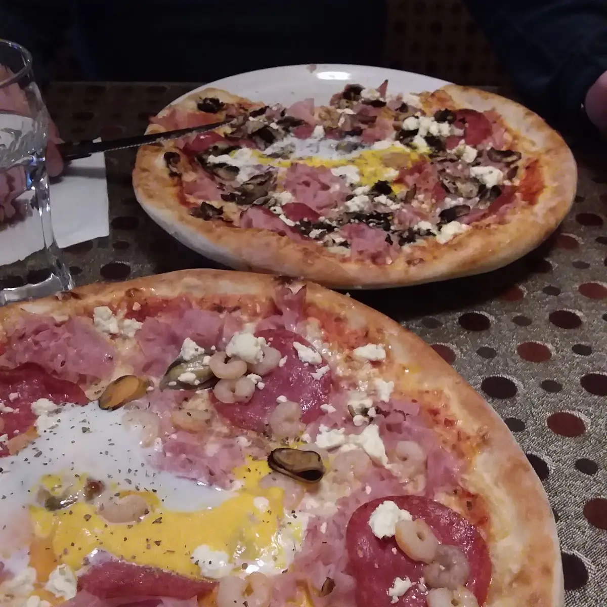 Pizza Margherita - Hälfte Mit Schafskäse Oliven - Hälfte Mit Salami Champions Mais