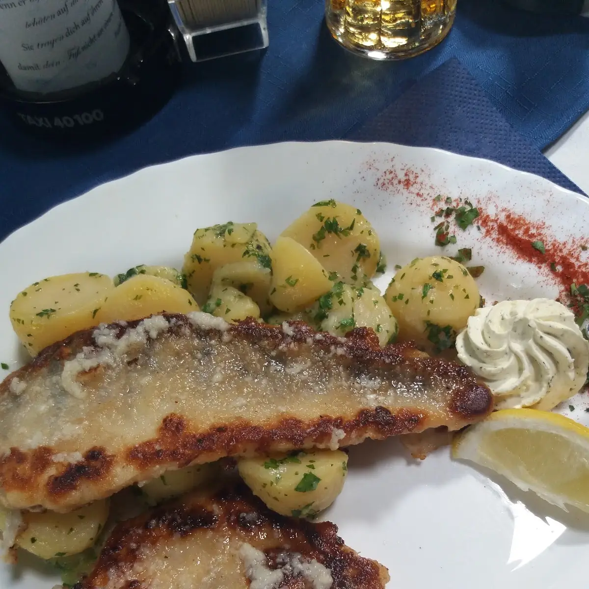 Zanderfilet Mit Petersilienkartoffeln Und Kräuterbutter
