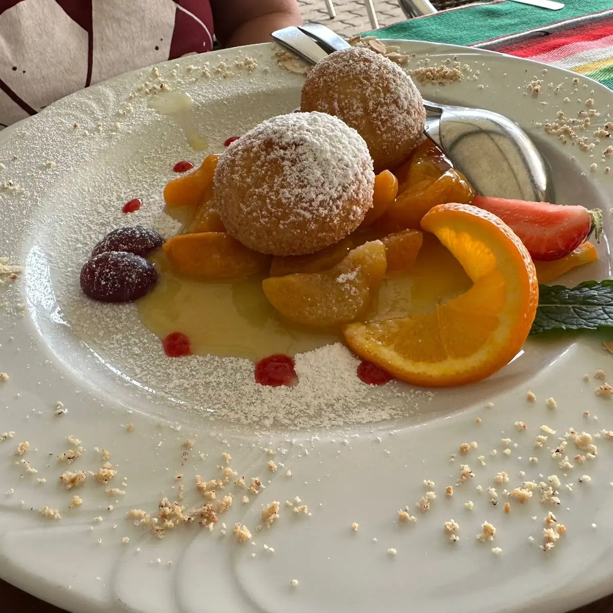 Nougatknödel Auf Marillenröster