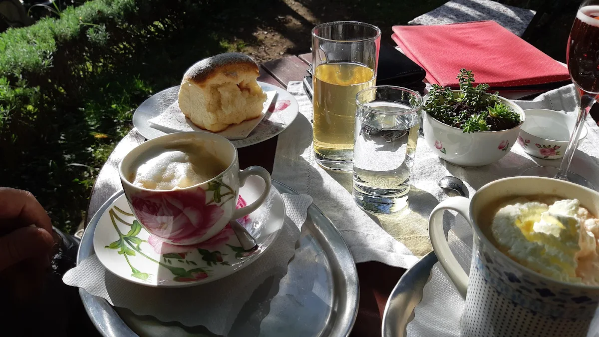 Buchten Mit Rosenmarmelade Cappuccino Mit Rosenstreusel