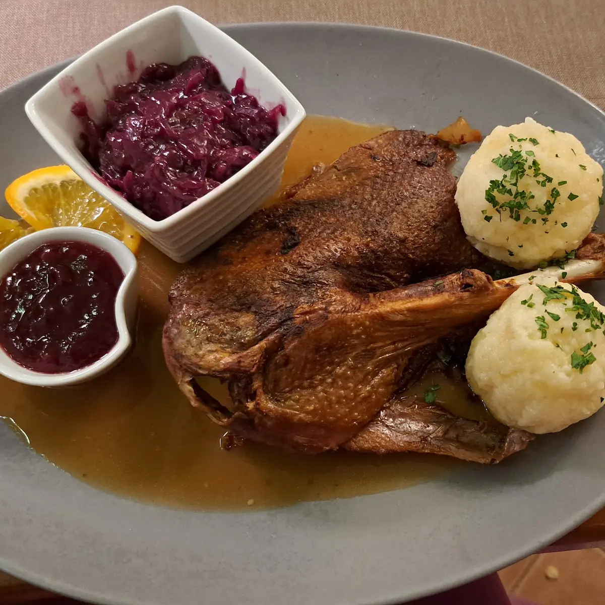 Gansl Mit Rotkraut Und Knödel