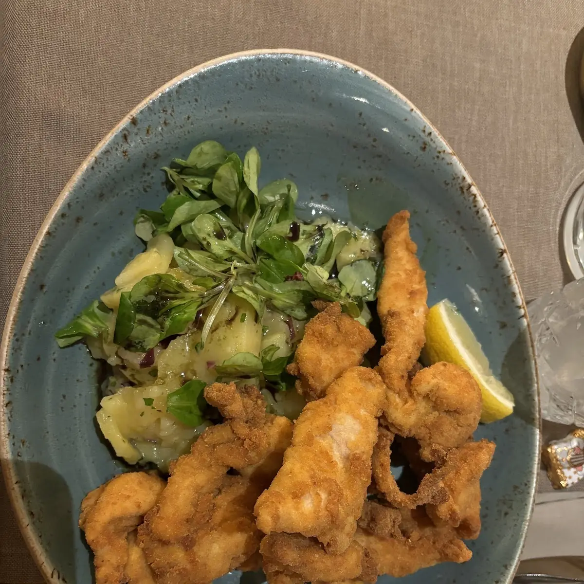 Hendl Auf Salat