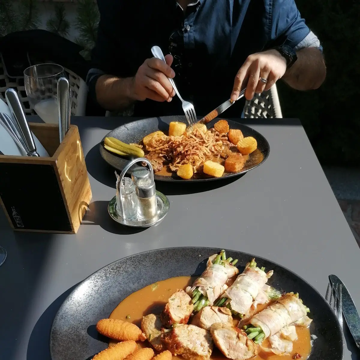 Schweinsmedallions Mit Kroketten