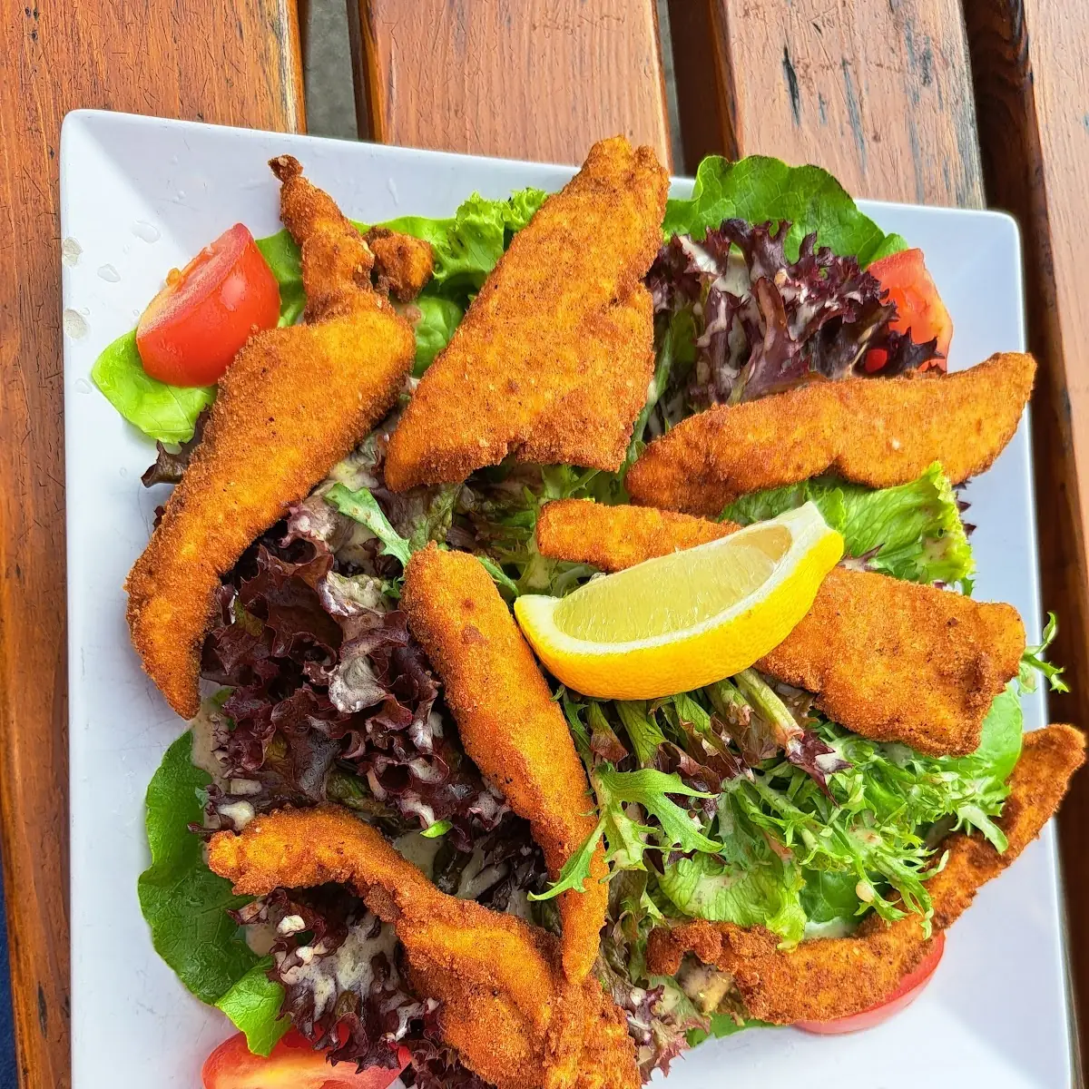 Gebackene Hühnerstreifen Auf Blattsalat