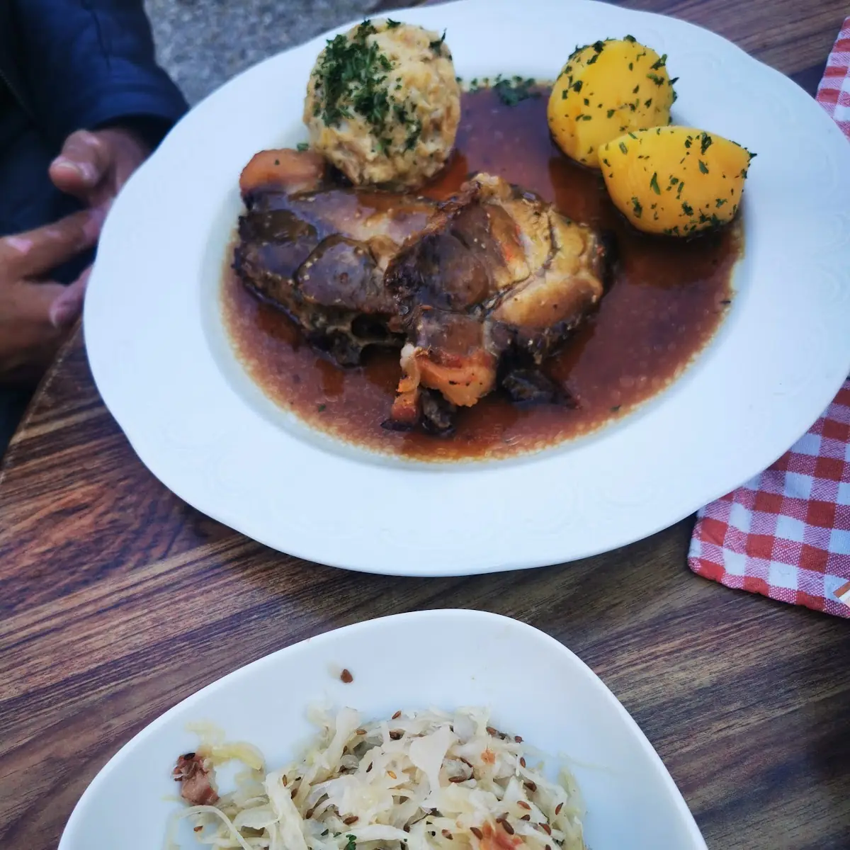 Knuspriger Schweinsbraten Mit Semmelknödel Und Kartoffeln