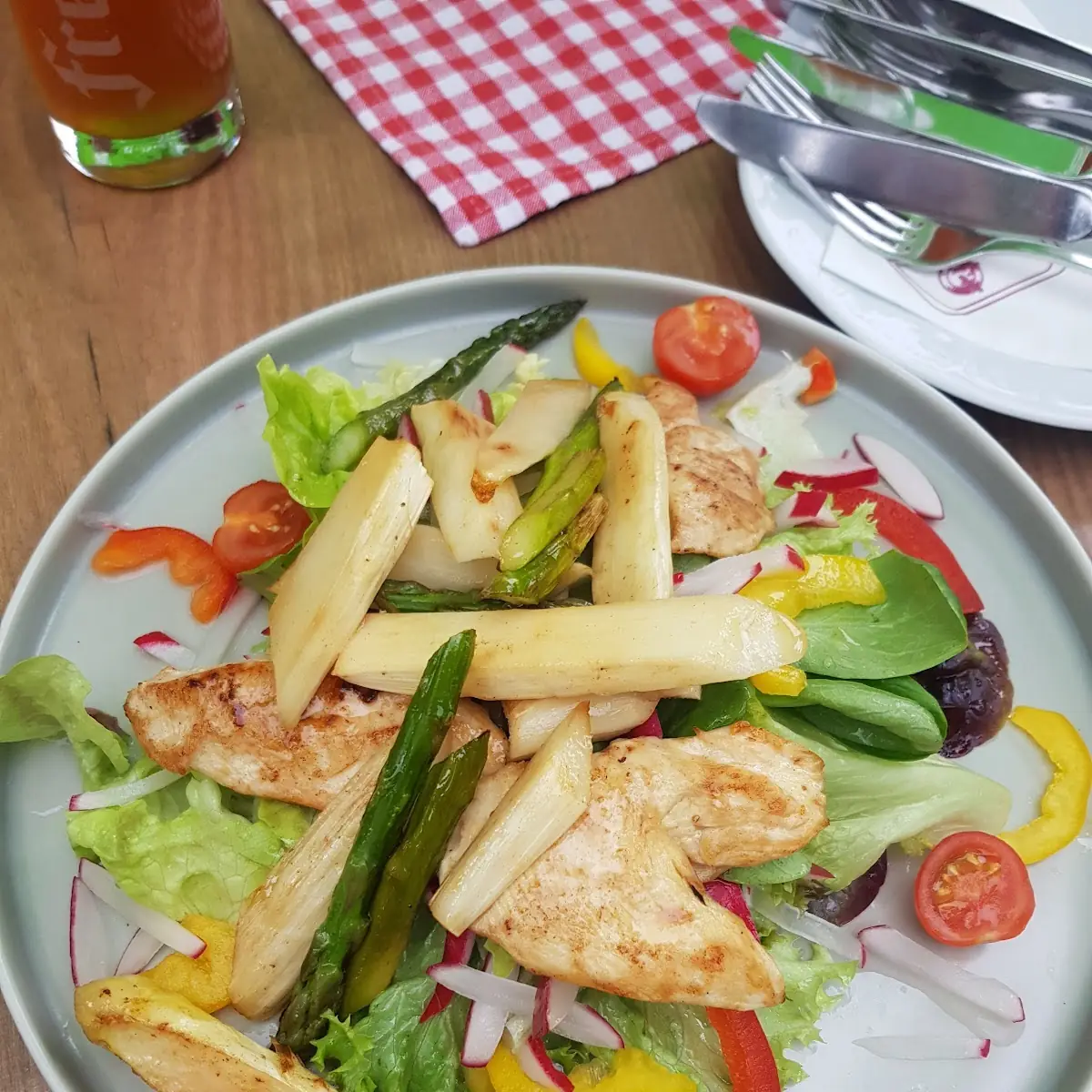 Spargelsalat Mit Gebratenen Hühnerfilet