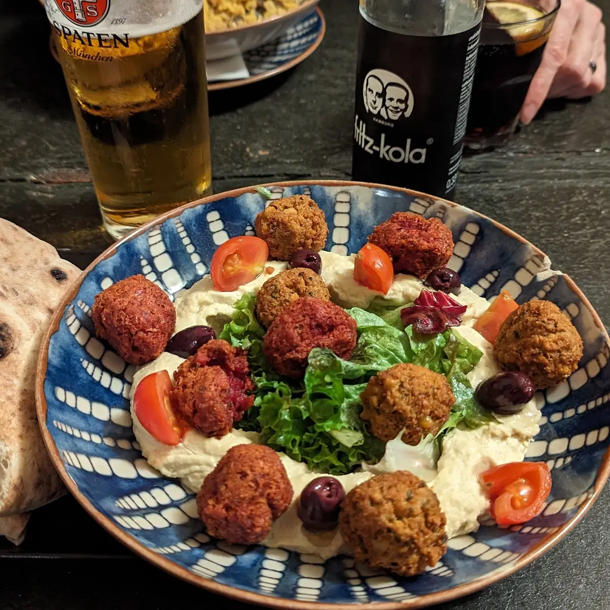 Falafel Teller Mit Hummus Und Blattsalat Vegan