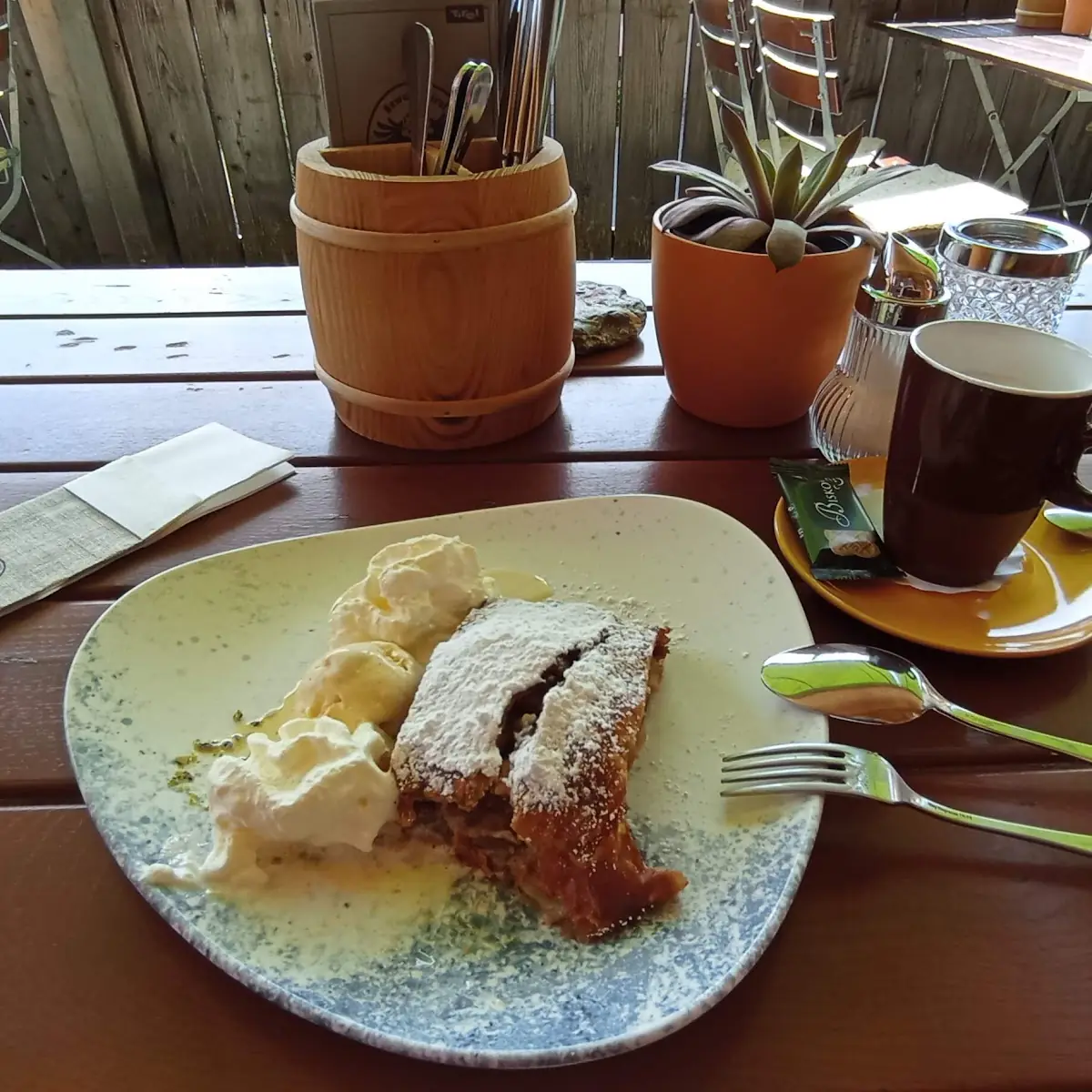 Apfelstrudel Mit Vanilleeis Und Sahne