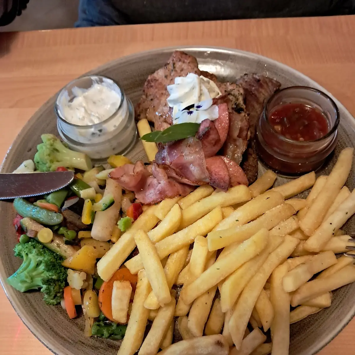 Grillplatte Mit Pommes Frites