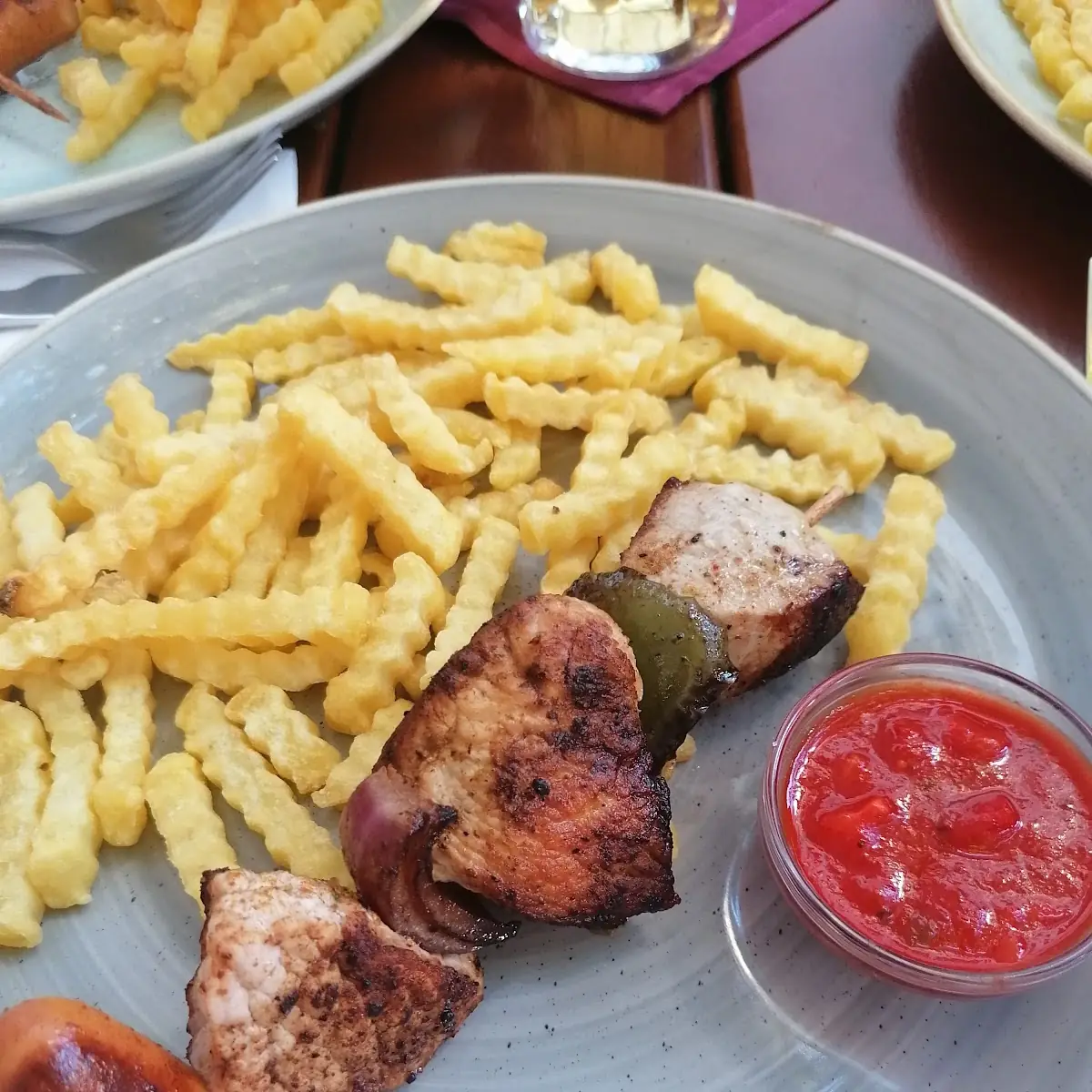 Spieß Mit Pommes Frites Und Sosse