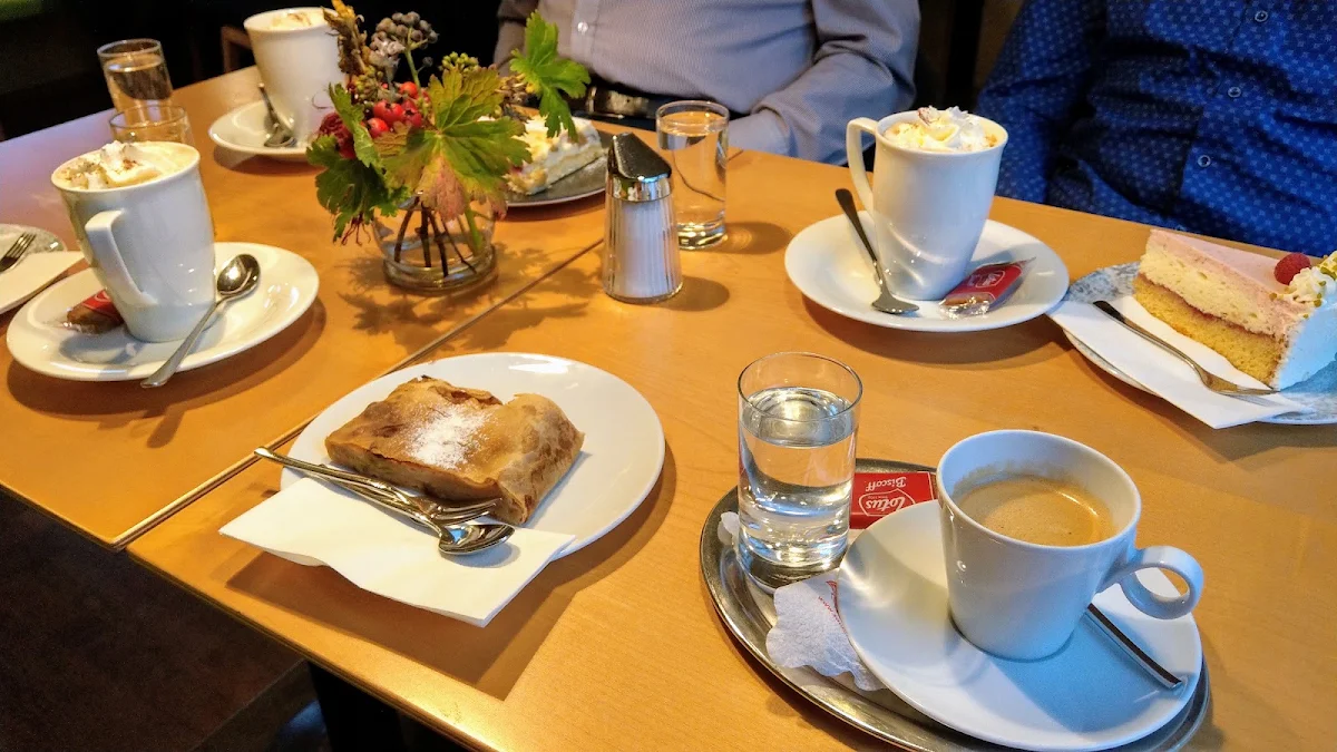 Cappuccino Mit Apfelstrudel