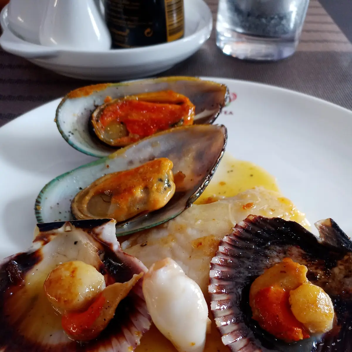 Meeresfrüchte Vom Grill Mit Limonen-mangosauce