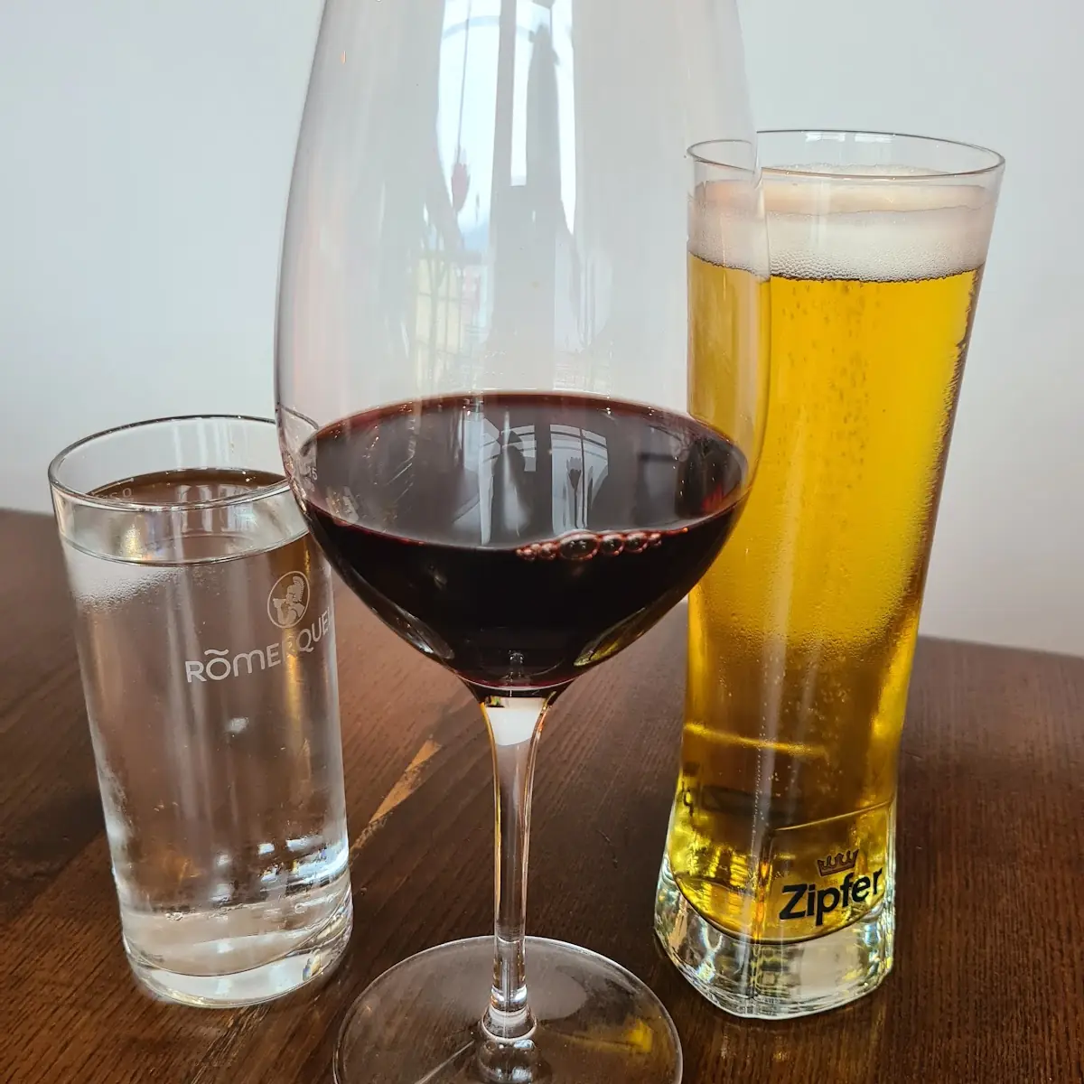 Wasser Zweigelt Und Pils Bier