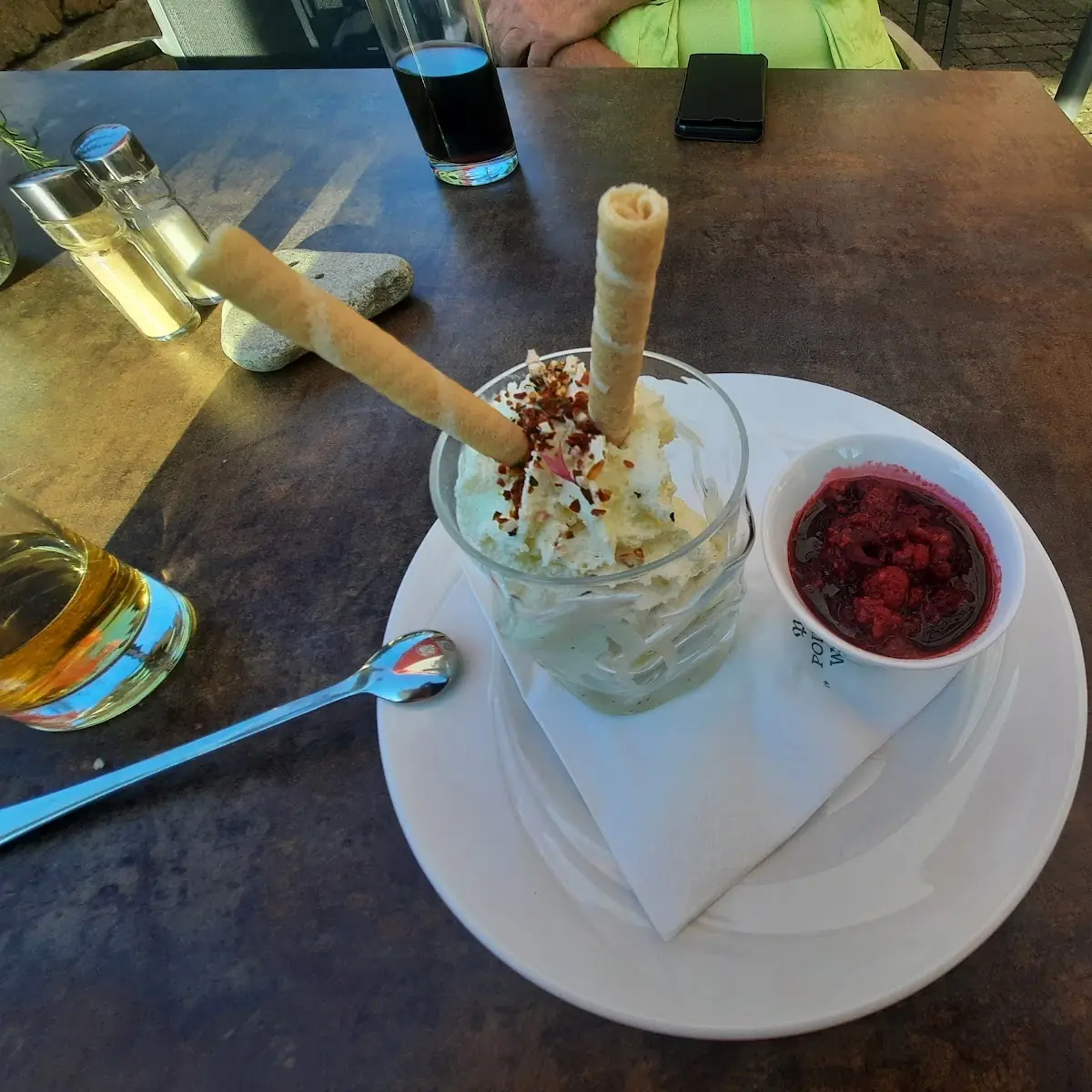 Eis Mit Heißen Himbeeren