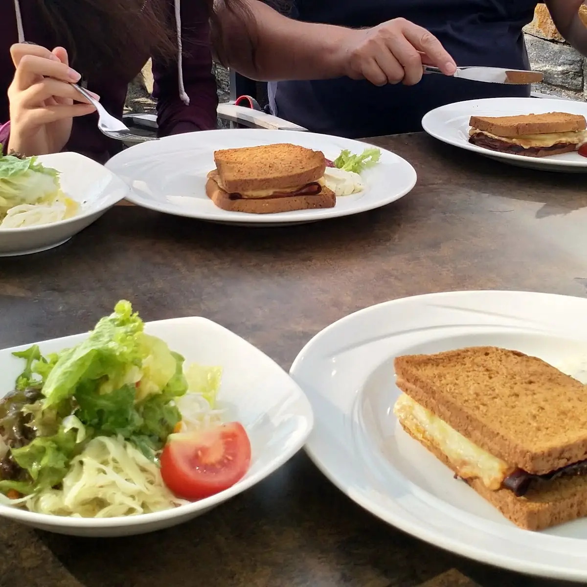 Schinkenkäsetoast Mit Salat