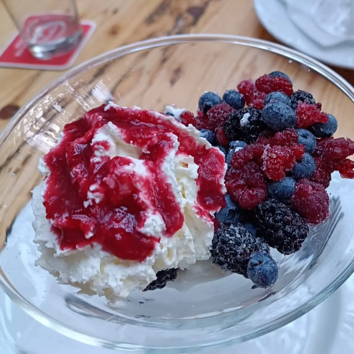 Blumeneis Mit Sahne Und Frischen Beeren Aus Dem Garten