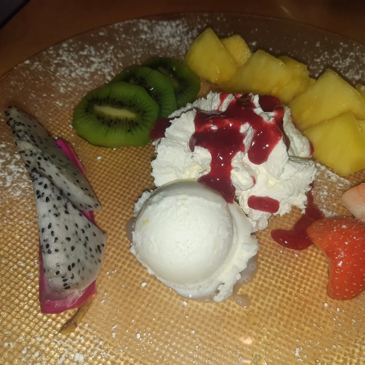 Hausgemachtes Eis Mit Frischen Früchten