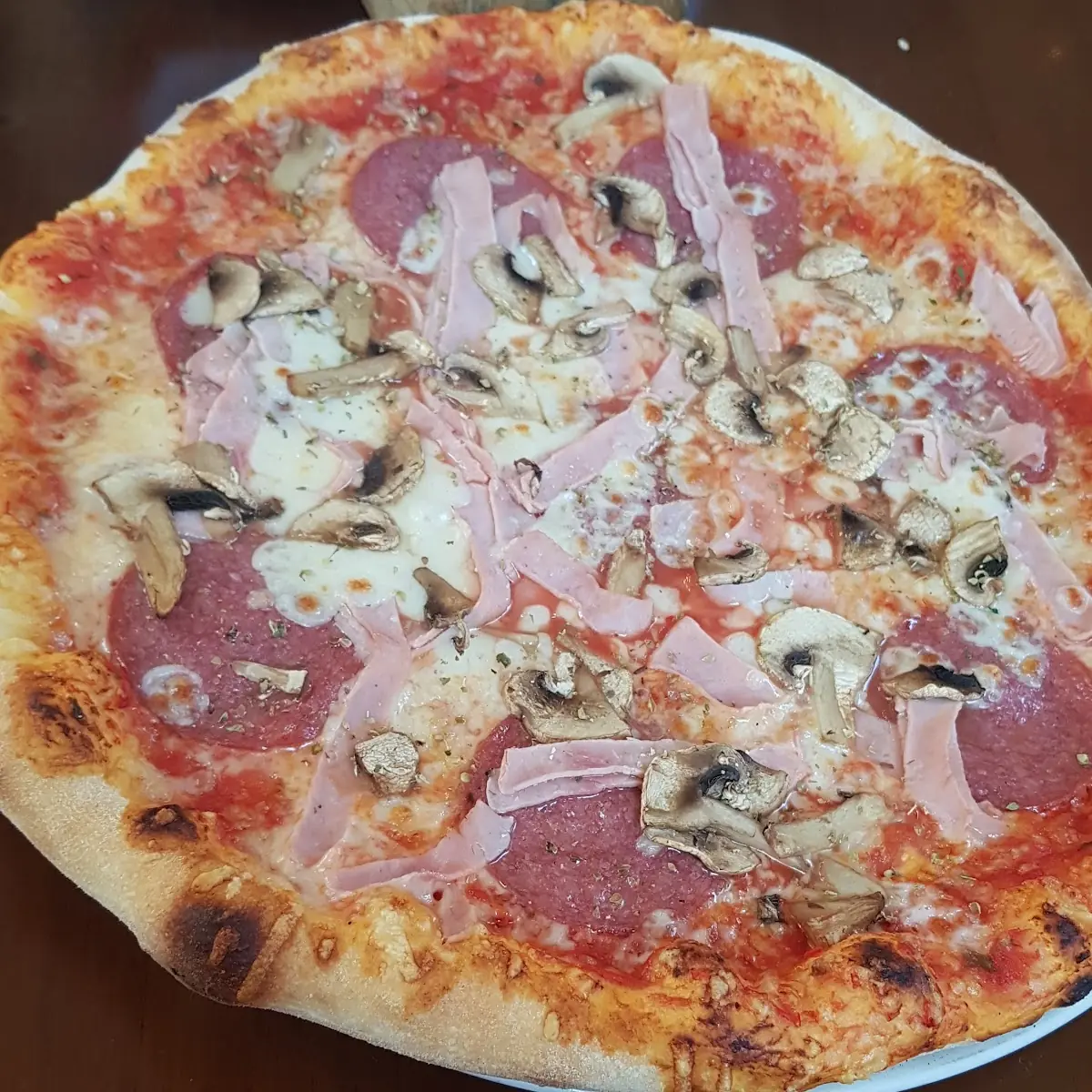 Kleine Pizza Salami Schinken Mozzarella Champignons