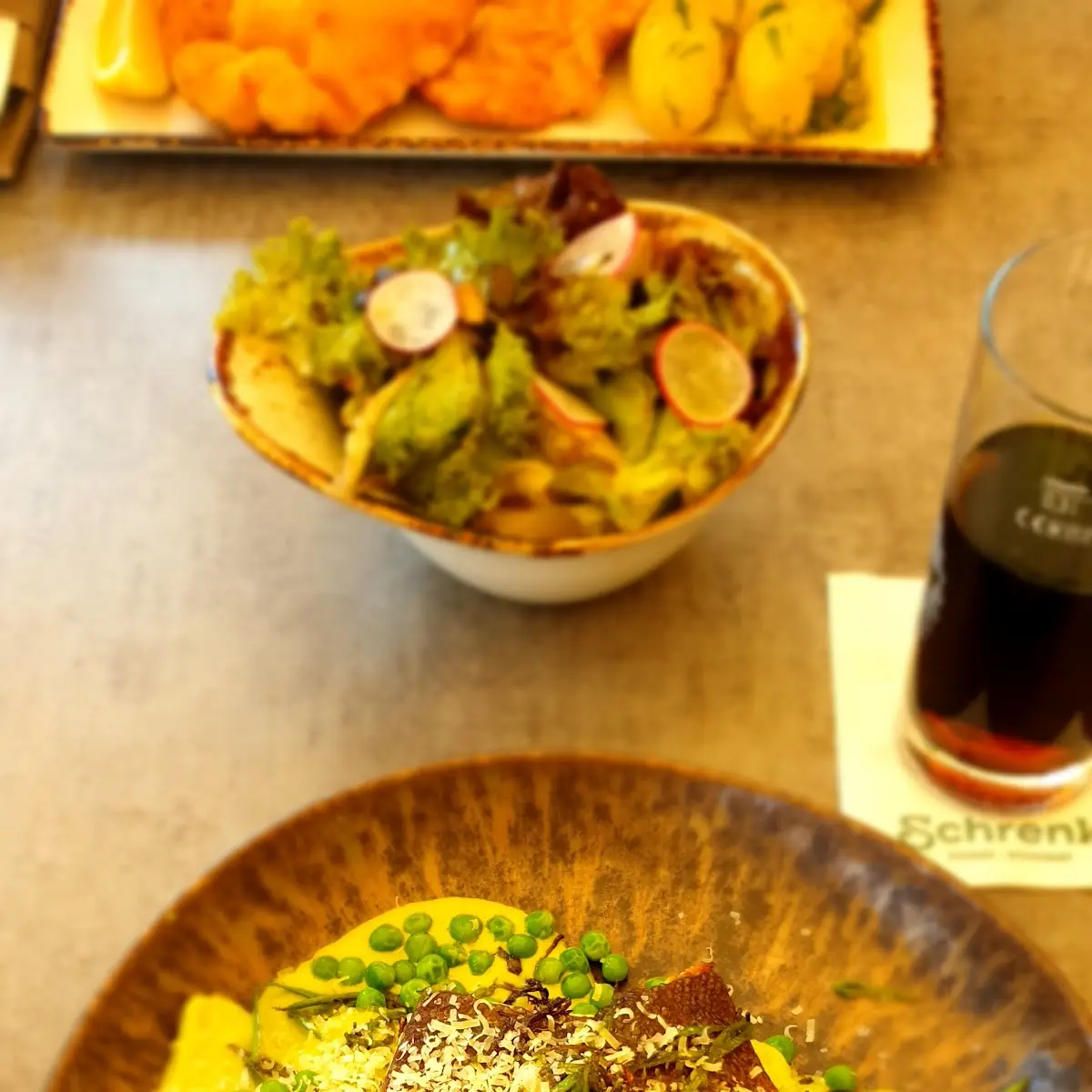 Forelle Auf Hausgemachte Gnocci Mit Erbsenpürree