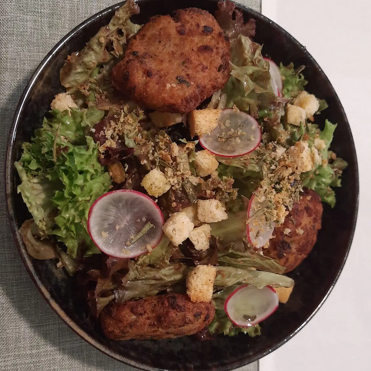 Räucherfischknödel Auf Salat
